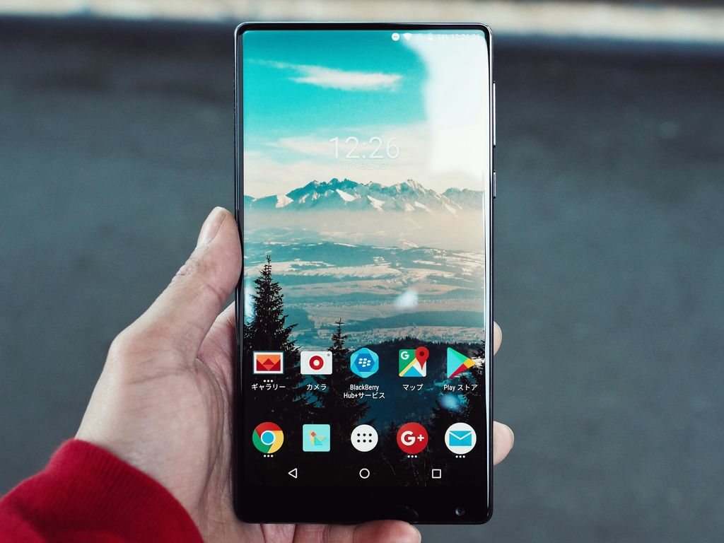 Ein iPhone und ein Android-Smartphone liegen nebeneinander auf einem Tisch