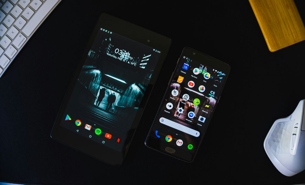 Smartphone mit KI-Assistent auf dem Bildschirm vor abstraktem Hintergrund