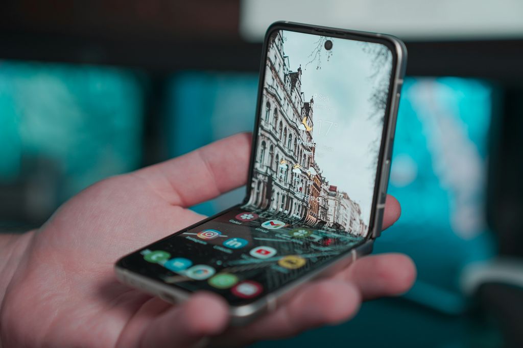 Nahaufnahme eines hellen OLED-Smartphone-Displays mit kräftigen Farben
