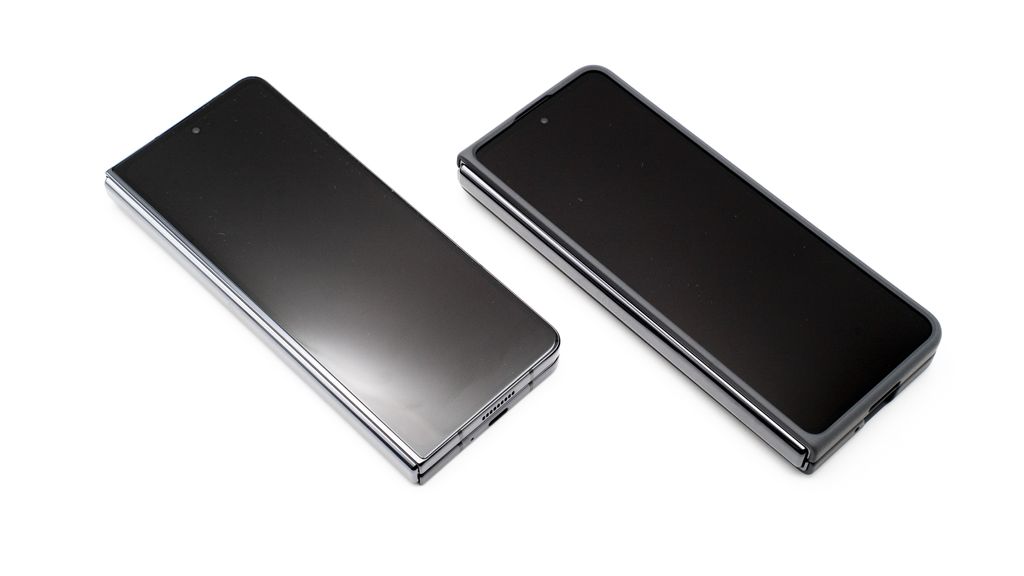 Modernes Smartphone mit randlosem Display vor technischem Hintergrund