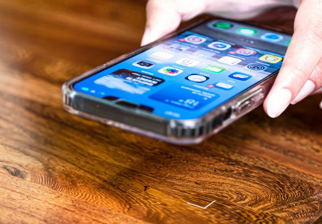 Smartphone lädt magnetisch auf einem kabellosen Qi2-Ladepad