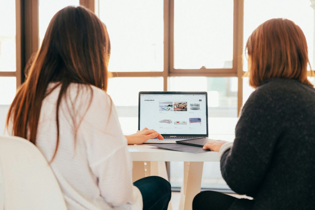 Smartphone liegt neben Laptop auf einem Schreibtisch im Büro